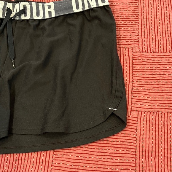 Under Armour women’s medium black Training / running Shorts - Picture 4 of 16